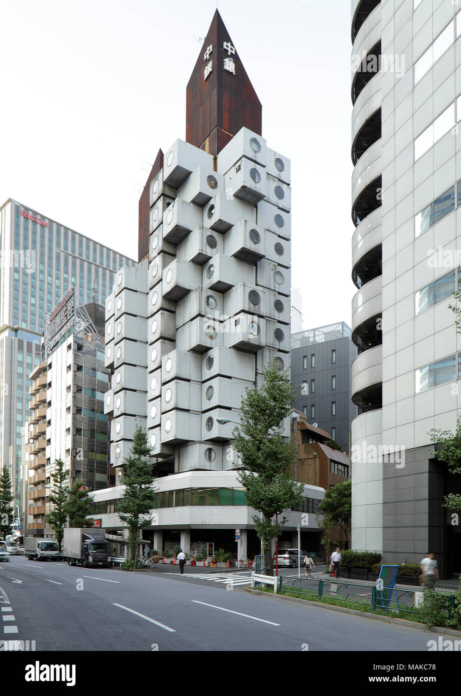 Kontextbezogene anzeigen. Nakagin Capsule Tower, Tokyo, Japan. Architekt: Kisho Kurokawa, 1972. Stockfoto