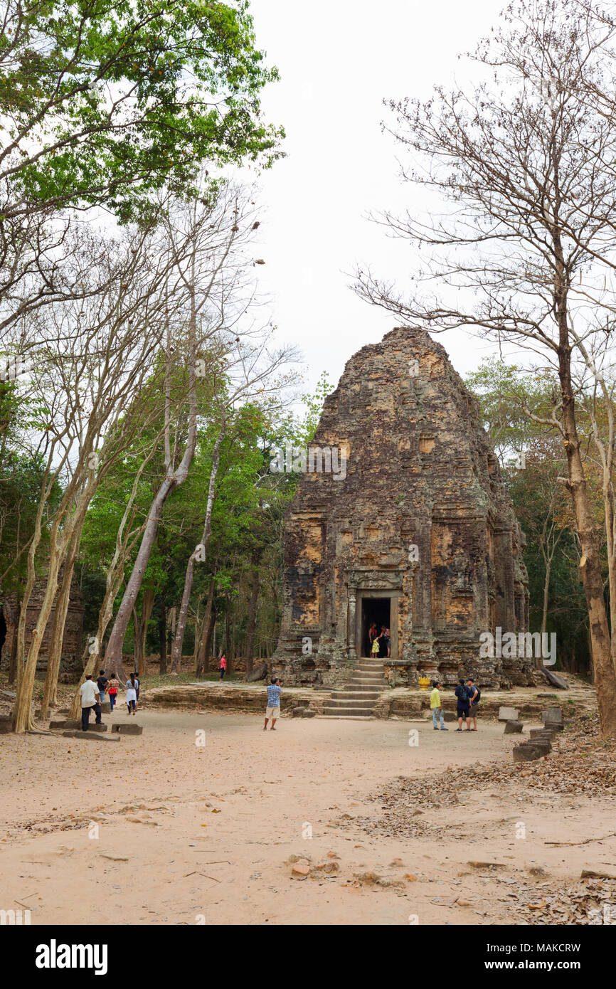 Touristen an einen antiken Tempel Sambor Prei Kuk, UNESCO-Weltkulturerbe, Kambodscha, Asien; Stockfoto