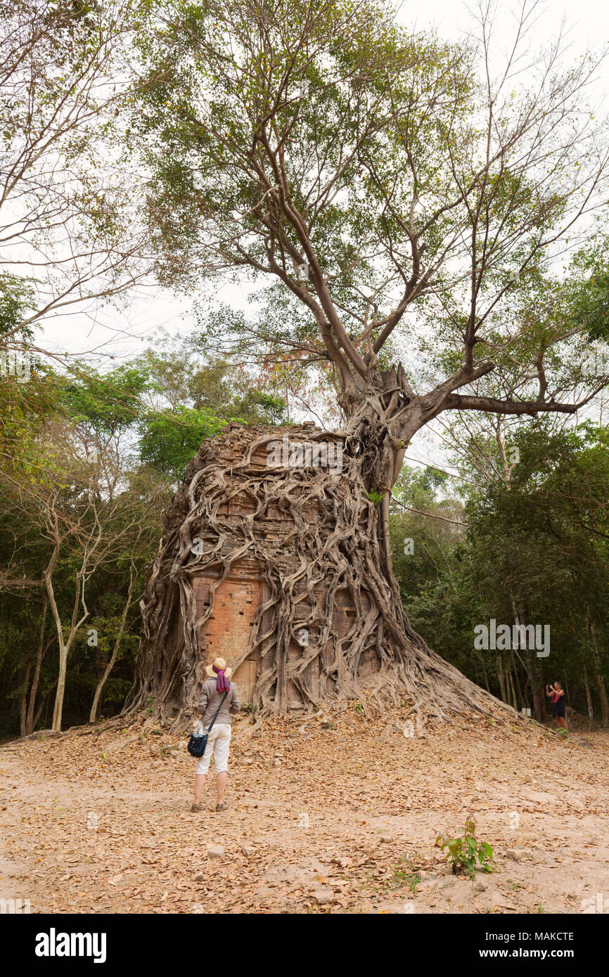 Touristen fotografieren antiken Tempel Sambor Prei Kuk, UNESCO-Weltkulturerbe, Kambodscha Südostasien Stockfoto