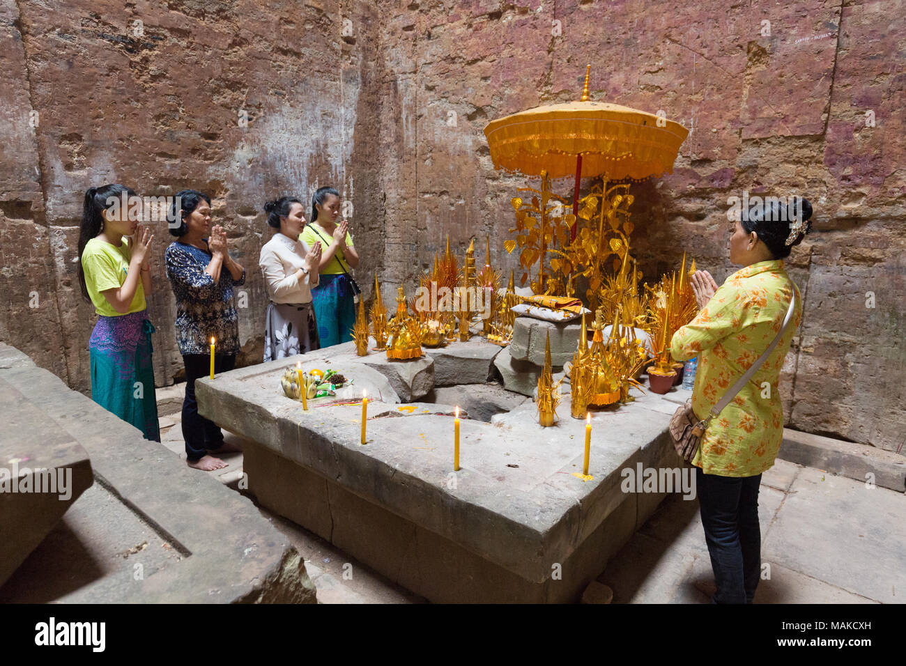 Buddhistische Meditation Service innerhalb einer alten hinduistischen Tempel Sambor Prei Kuk, Kambodscha Asien Stockfoto