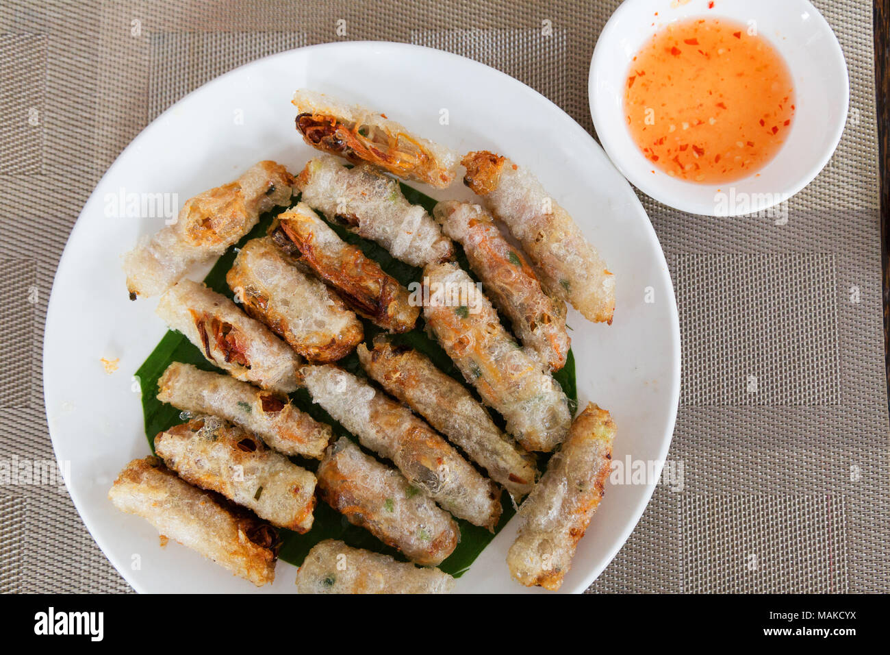 Kambodscha Essen - Frühlingsrollen und Sweet Chili Sauce; Kambodscha Asien Stockfoto