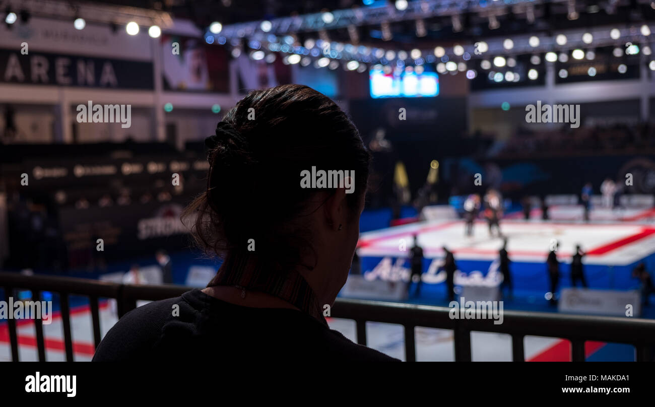 Silhouette einer Frau Zuschauer beobachten Jiu-Jitsu Meisterschaft an IPIC arena Abu Dhabi. Stockfoto