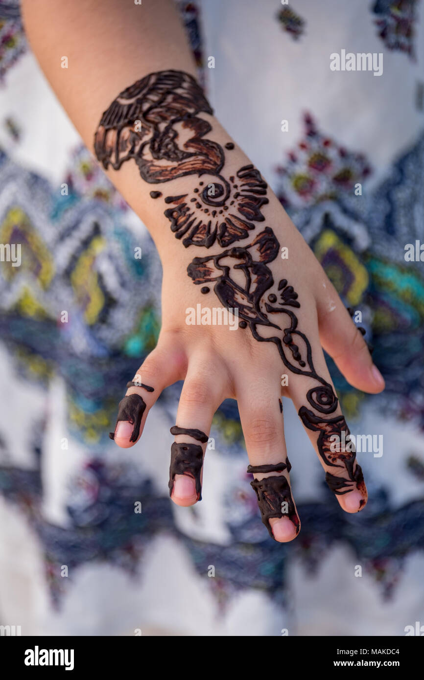 Henna Detail, ein kleines Mädchen zeigen ihre Hand mit Henna tätowiert (mehndi) Stockfoto