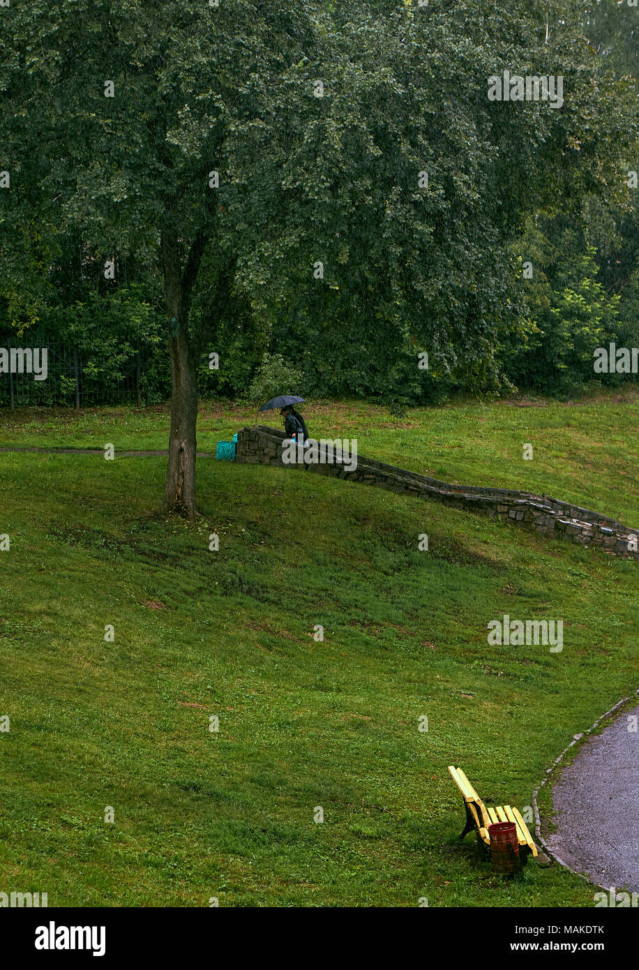 Starker Regen in der lokalen Park, zwei Menschen zu Fuß unter einem Dach fernen Stockfoto