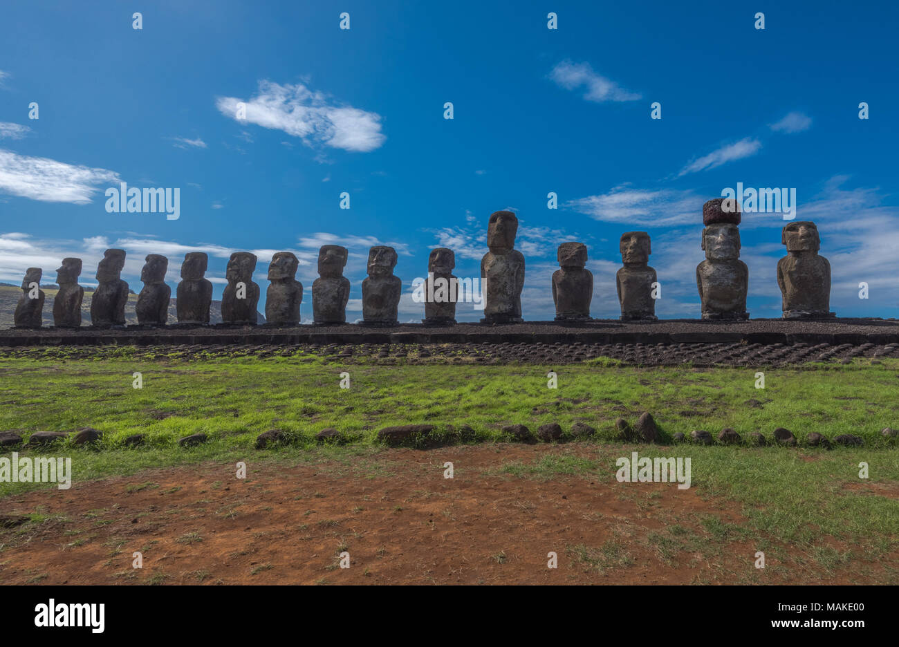 15 Moais Statuen gesäumt in einer Reihe auf den Osterinseln im Südpazifik. Stockfoto