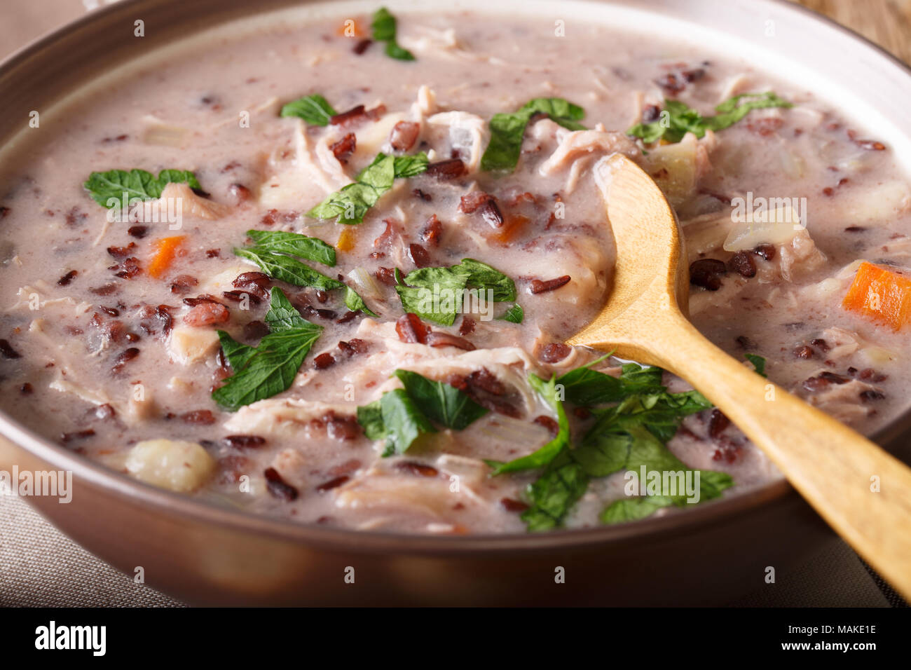 Cremige Suppe wilder Reis, Huhn close-up in einer Schüssel auf den Tisch. Horizontale Stockfoto