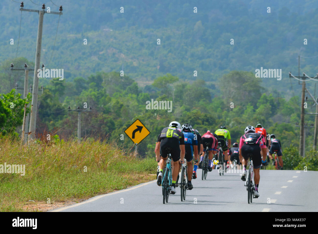 März 24, 2018 - Radfahrer Teilnehmer Tour de Bintan 2018 (144 km) Fahrt über die Plantagen und Toapaya Galang batang, Bintan Island - Indonesien Stockfoto