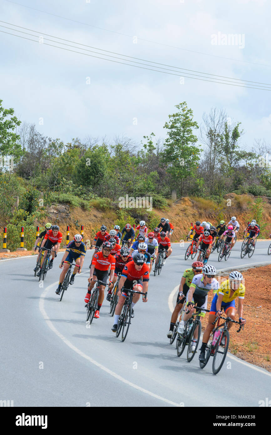 März 24, 2018 - Radfahrer Teilnehmer Tour de Bintan 2018 (144 km) Fahrt über die Plantagen und Toapaya Galang batang, Bintan Island - Indonesien Stockfoto