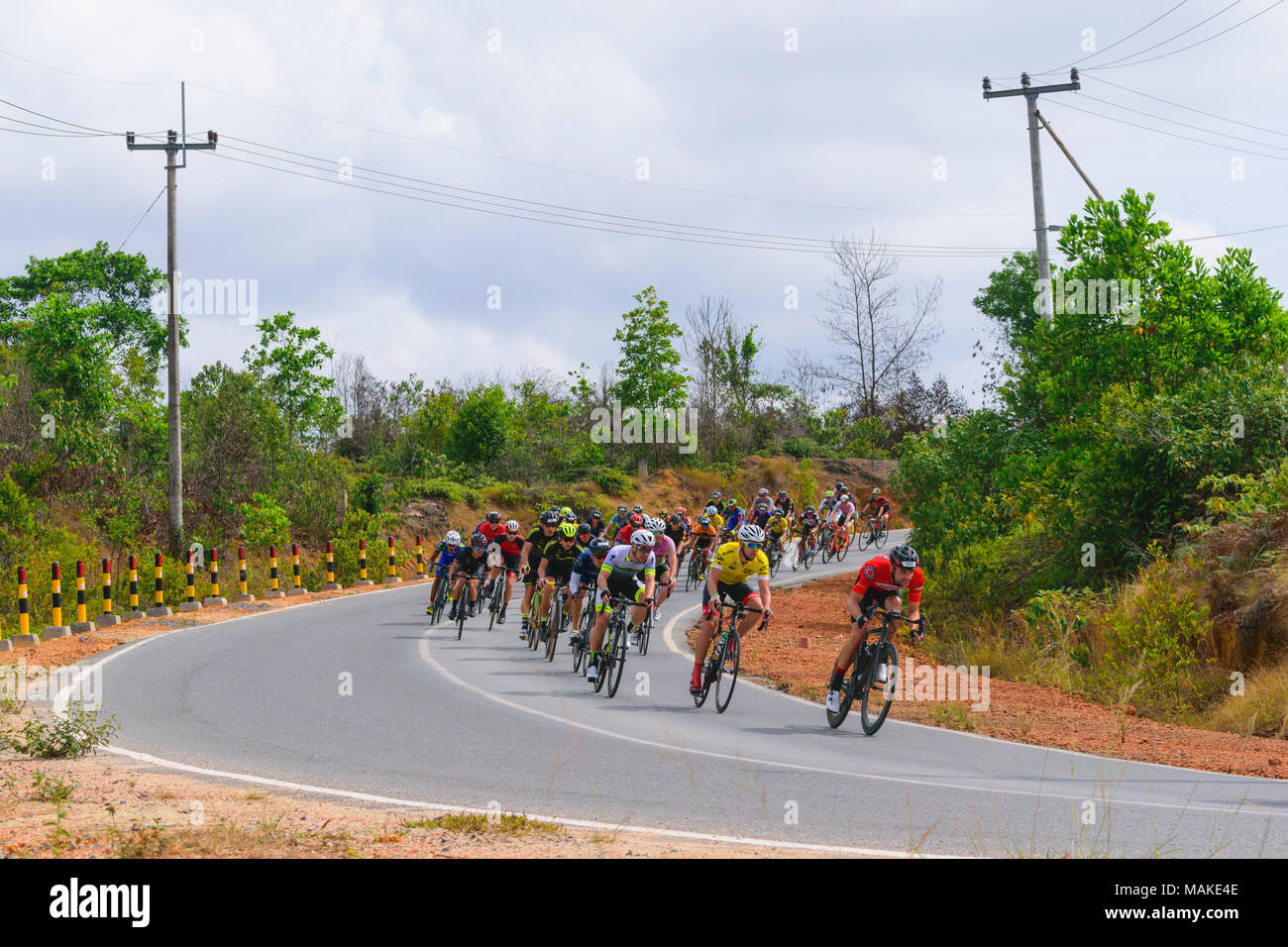 März 24, 2018 - Radfahrer Teilnehmer Tour de Bintan 2018 (144 km) Fahrt über die Plantagen und Toapaya Galang batang, Bintan Island - Indonesien Stockfoto