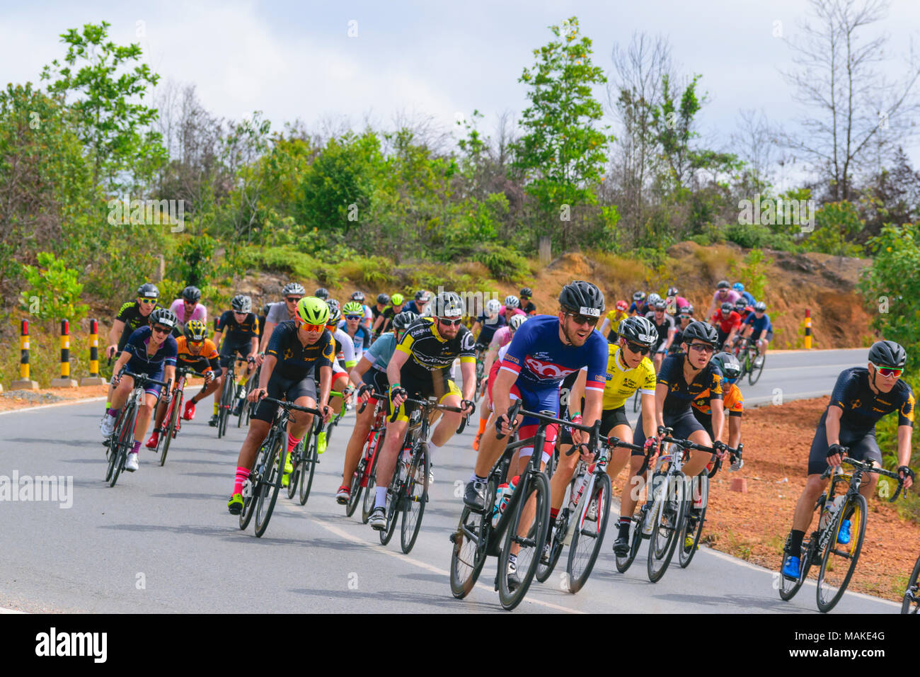 März 24, 2018 - Radfahrer Teilnehmer Tour de Bintan 2018 (144 km) Fahrt über die Plantagen und Toapaya Galang batang, Bintan Island - Indonesien Stockfoto