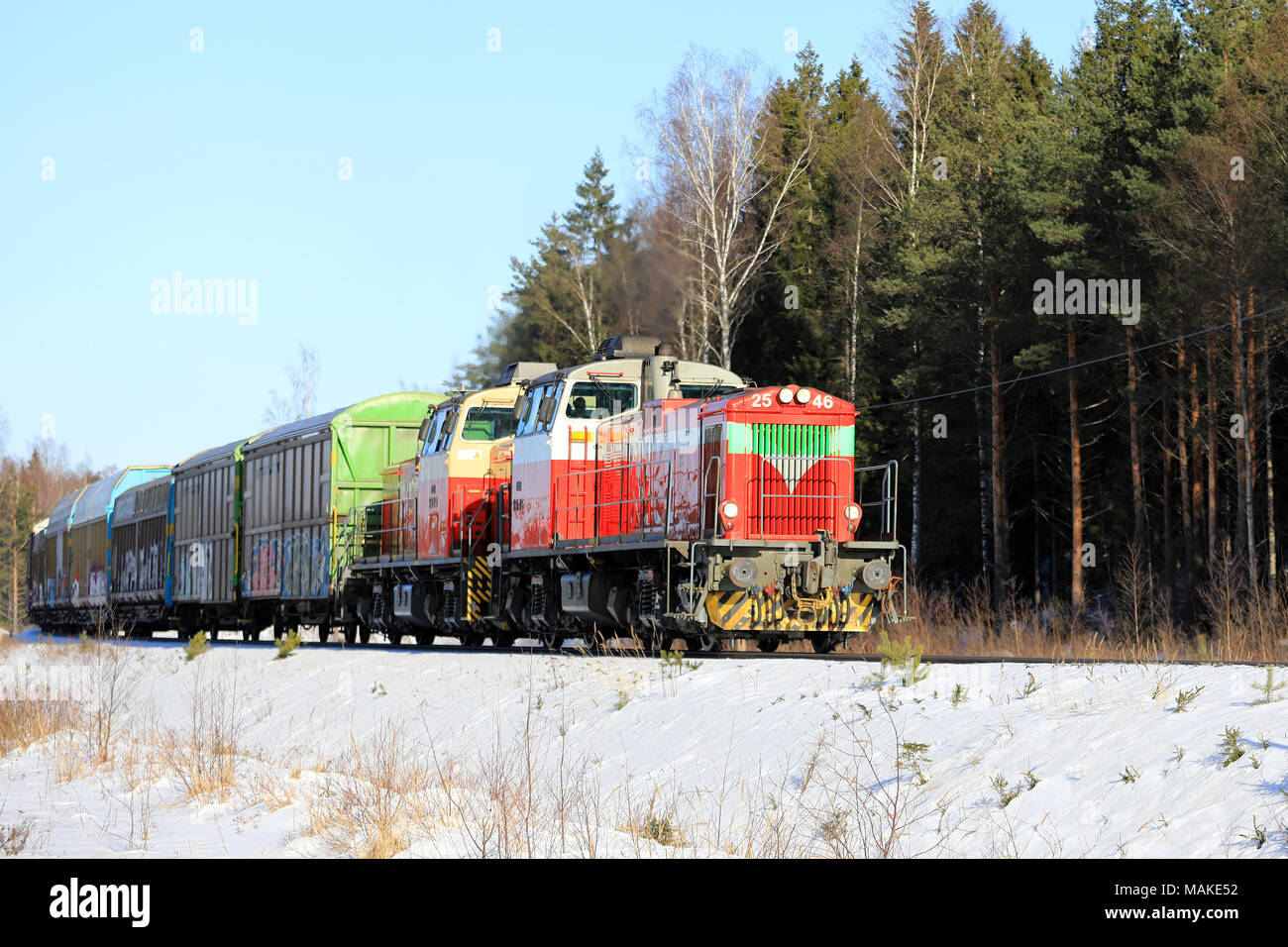 RAASEPORI, Finnland - 16. MÄRZ 2018: Zwei Dieselmotoren vor güterzug bei der Geschwindigkeit im Winter im Süden Finnlands. Stockfoto