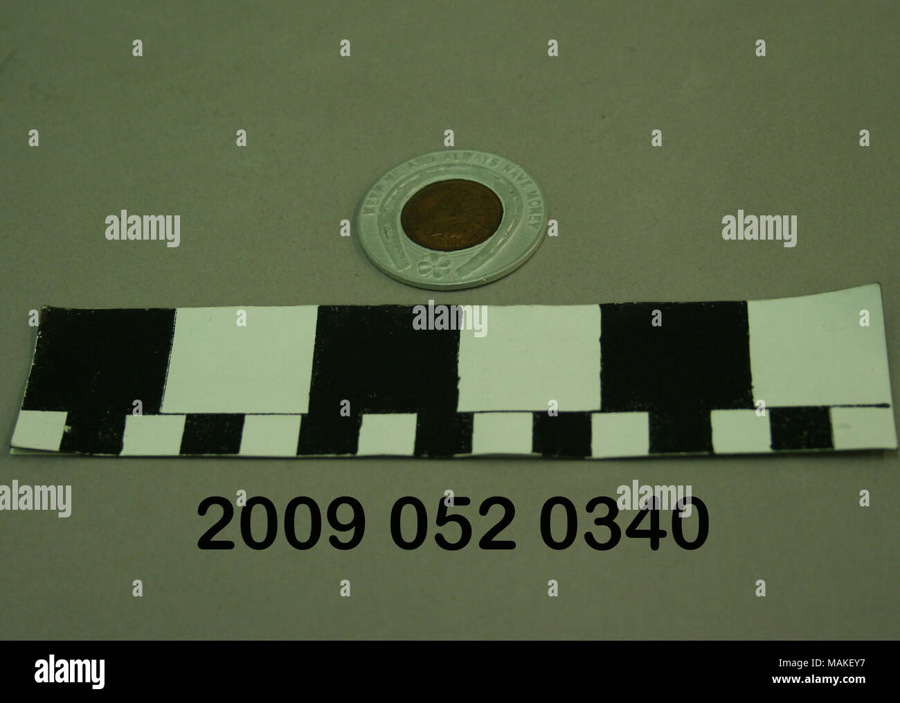 Runde Aluminium Münze mit einem erhöhten Bild eines Hufeisens mit einem Indian Head Cent im Inneren. Dies ist ein Souvenir aus der ganzen Welt 1904?s Fair. Titel: Aluminium Münze mit einem Hufeisen und Indian Head Cent im Inneren. 1904. Stockfoto