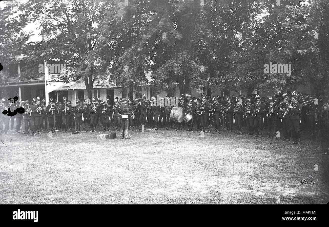 Horizontale Foto einer Band in einer semi-Kreis vor einem Gebäude. Titel: Jefferson Kasernen Band. . Ca. 1885. Oscar Kuehn Stockfoto