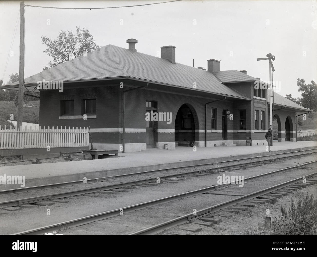 Horizontale Foto des Jefferson Kasernen Bahnhof, einsame Mann auf der Plattform. Titel: Jefferson Kasernen Bahnhof. . Ca. 1885. Oscar Kuehn Stockfoto