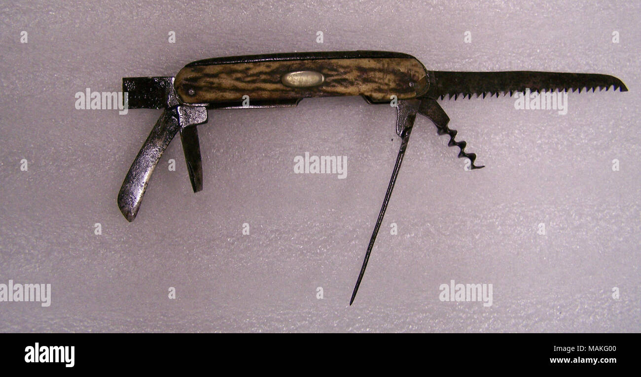 Nicht identifizierte Knochen oder Horn behandelt Multi-tool Taschenmesser mit Sägeblatt, Bohrer, zwei kleinere Messer und eine gebrochene main Blade. In der Mitte des Griffes ist ein silbernes Wappenschild. Titel: Nicht identifizierte Taschenmesser. zwischen 1790 und 1890. Stockfoto