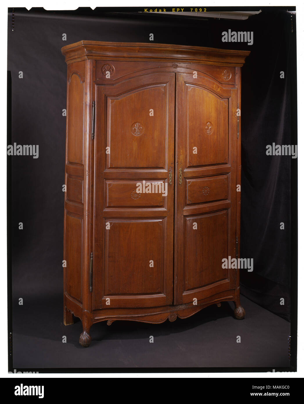 Französisch-kolonialen armoire im Stil von Ludwig XV. Die Kombination von  Französisch und Englisch design elemente, die charakteristisch für Möbel in  Französisch Kanada und den oberen Mississippi Valley nach den 1760er Jahren  gemacht.