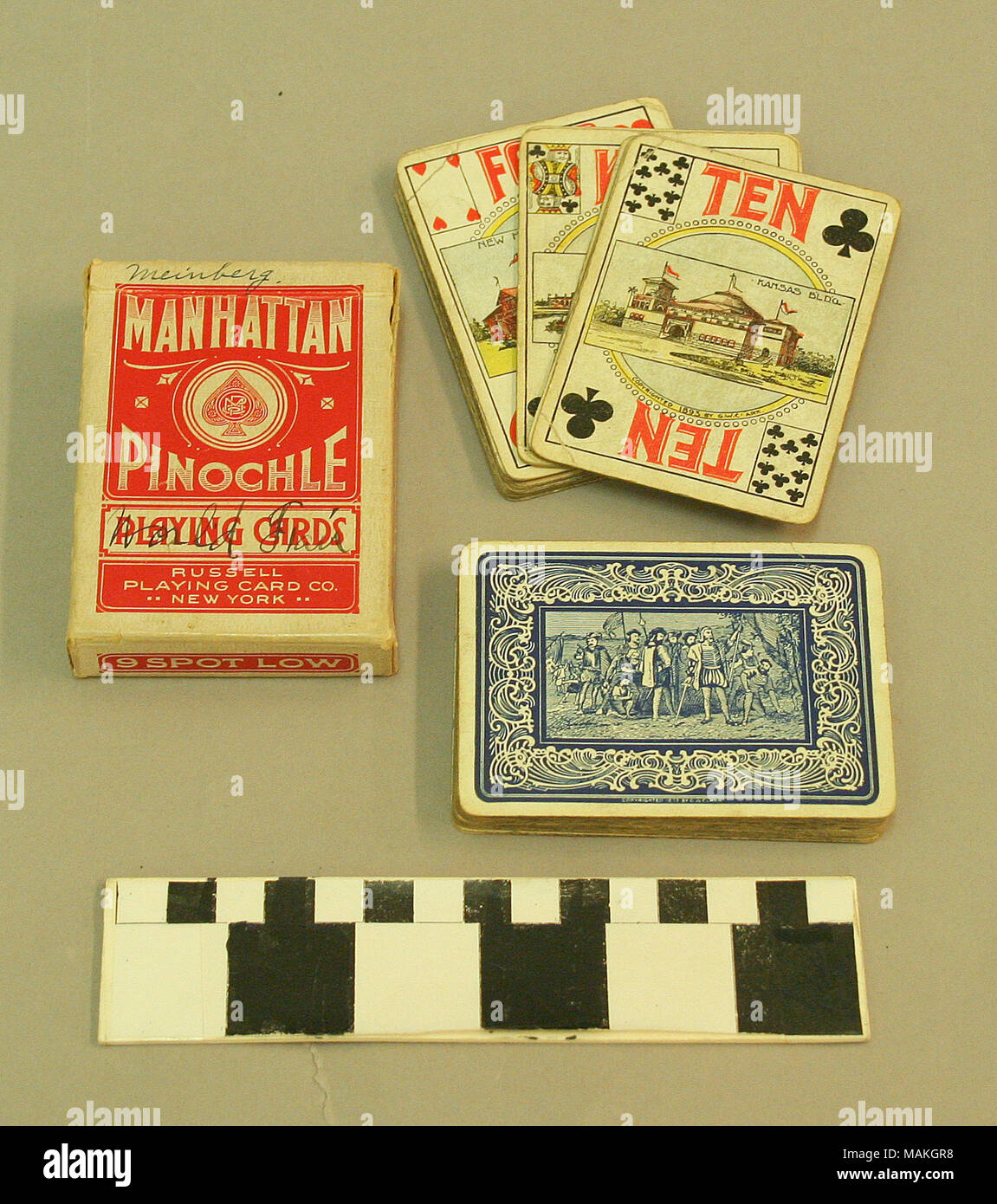 Deck von 52 Karten in Box mit Attraktionen der Weltausstellung 1893 in Chicago, wo Sie es erworben haben. Titel: Deck Spielkarten gekauft im Jahr 1893 die Weltausstellung in Chicago Welt. ca. 1893. Stockfoto