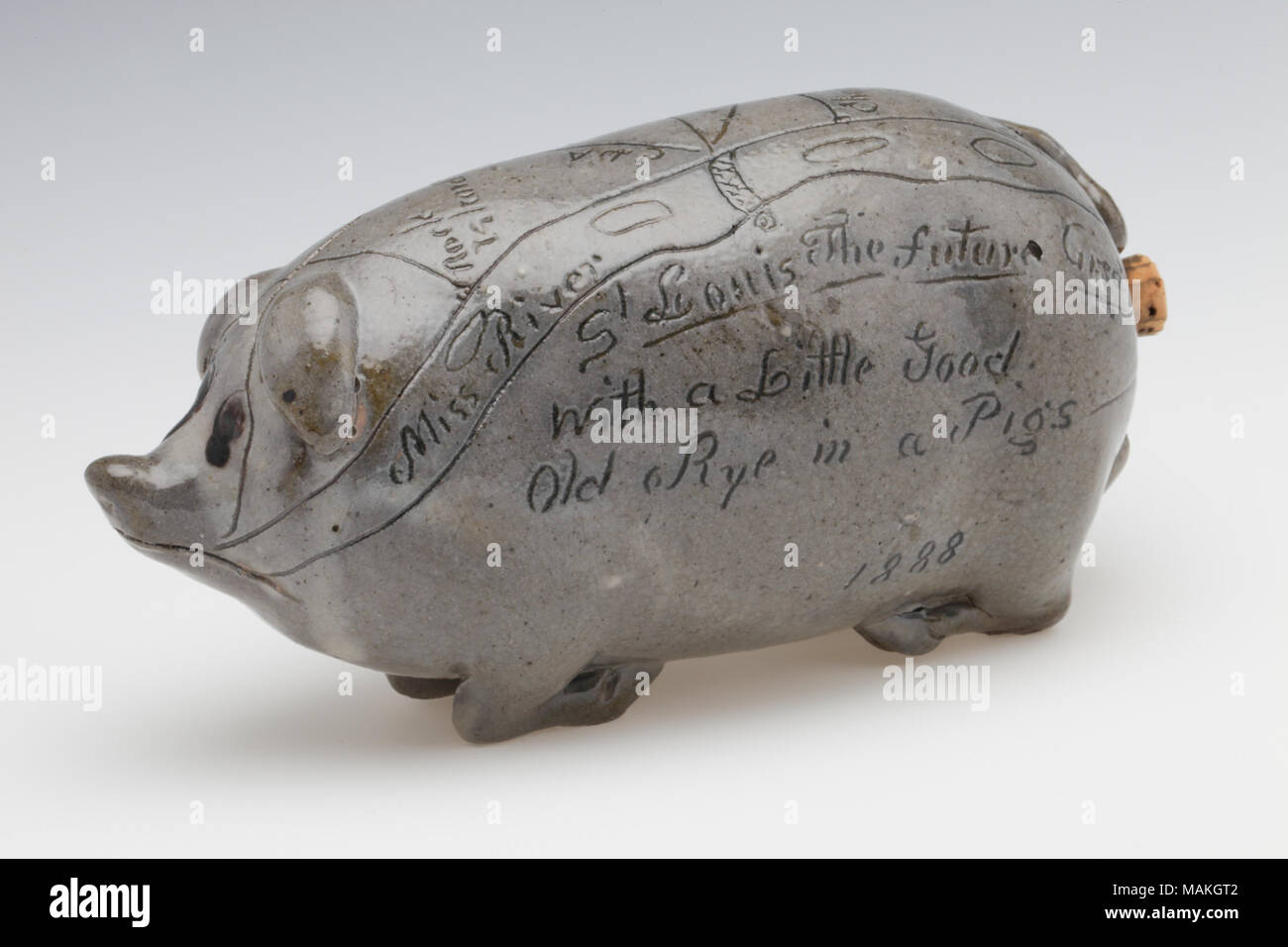 Graue Keramik Flasche in Form von Schwein, zeigt eine Karte von St. Louis und Umgebung. Die Flasche wurde von Anna Töpferei in Anna, IL. Titel: Anna Keramik Schwein Kolben. 1888. Anna Töpferei Stockfoto