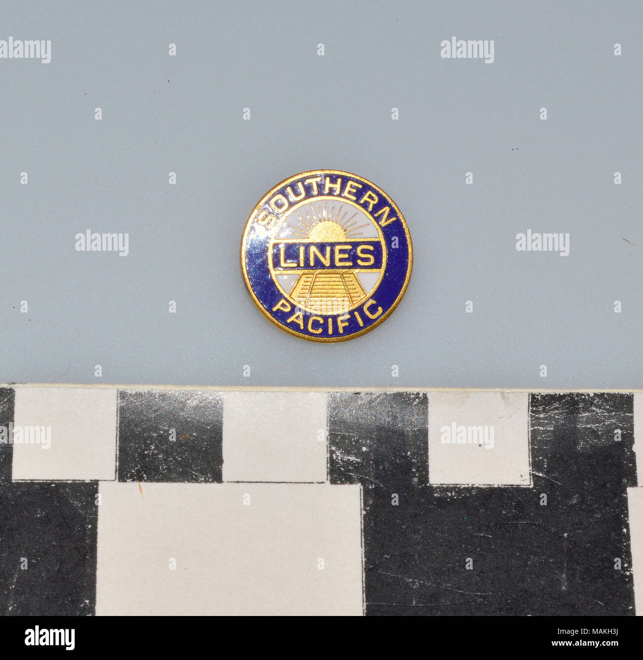 Runde Southern Pacific Line metall Pin. Hat 'Southern Pacific" in blauer Emailfarbe Ring um Eisenbahnschienen und eine strahlende Sonne mit "Linien" in blauer Emailfarbe Rechteck in der Mitte. Durch Robbins Co., Attleboro, MA Titel: Southern Pacific Line Metall Emaille. 1917. Charles M. Robbins Company, Attleboro, MA Stockfoto
