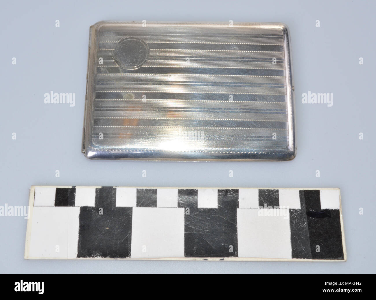 Silber rechteckig Zigarette Fall mit Art déco-gestreifte Muster auf der Außenseite und einer Jakobsmuschel gemusterten Interieur. Das innere enthält eine federbelastete Arm, dass die Zigaretten in der Tasche enthält. Titel: Elgin American Manufacturing Company Silber Zigarette Bei. Nach 1917. Stockfoto