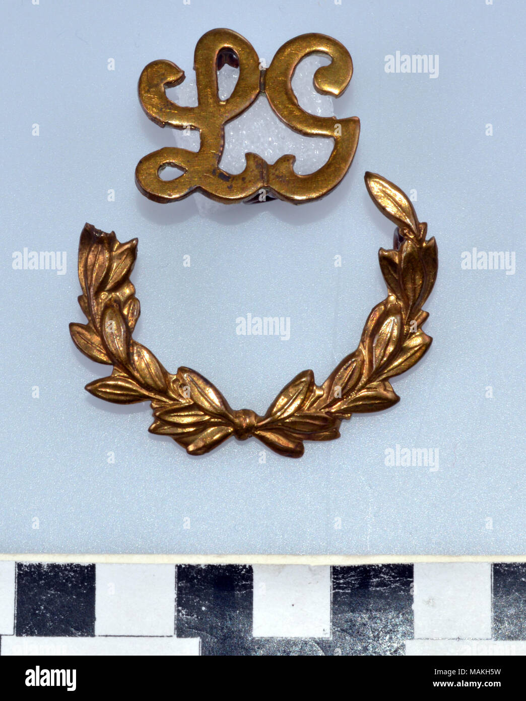 Weltkrieg ich Lewis Machine Gunner Messing insignia in zwei Stücke, (a)= Script LG in Messing. (B) = einen Lorbeerkranz auf der Unterseite in einem halb gebunden - Kreis. Dieses Abzeichen wurde in der ersten Klasse Lewis gunners in der Britischen Armee. Titel: der Erste Weltkrieg Lewis Machine Gunner Proficiency Insignia. Nach 1914. Stockfoto