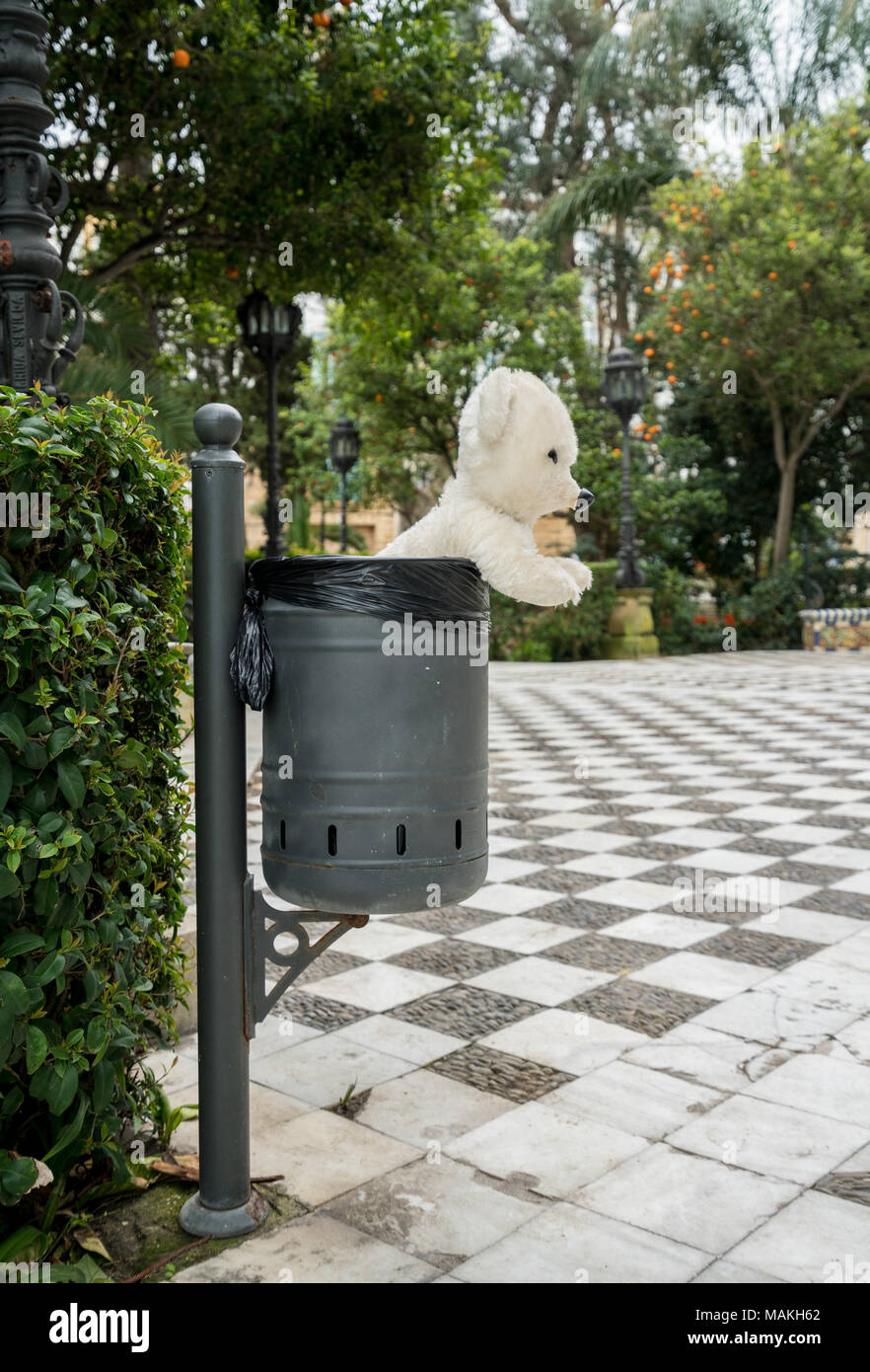 Weißer Teddybär innen Abfallbehälter, Cadiz, Südspanien Stockfoto