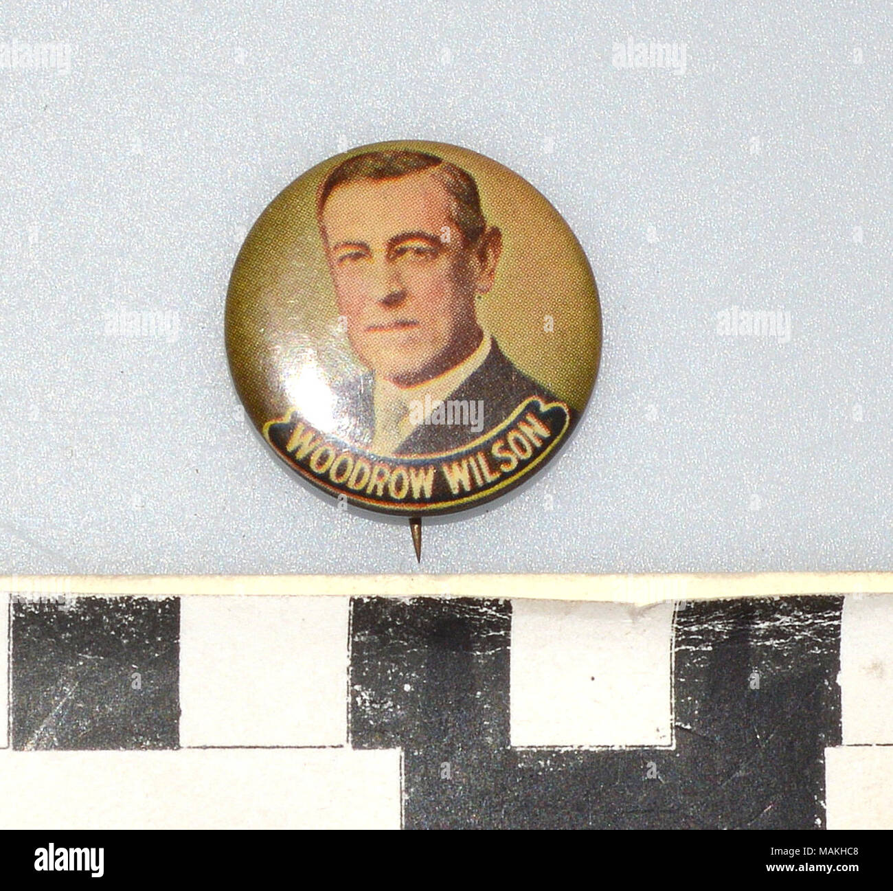 1912 Woodrow Wilson Kampagne Stift mit einem farbigen Bild von Wilson's Gesicht in der Mitte. Titel: Woodrow Wilson 1912 Kampagne Pin. 1912. Stockfoto