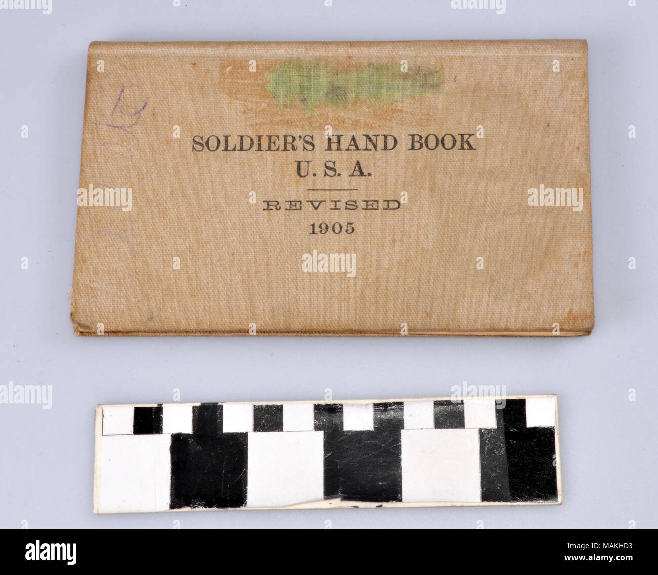 Weltkrieg tan Canvas gebunden ist Soldat Hand Buch von John R. zählt. Im Jahre 1905 revidiert, um mehr die Gemeinsame 1908 überarbeitete Auflage folgte. Das Buch behandelt die Themen, die von der militärischen Disziplin, Bezahlung, begrüßt und zählt zu umreißen der Grundkenntnisse der Ersten Hilfe und Seiten, in denen ein Testament zu machen. Titel: der Erste Weltkrieg Soldaten Hand Buch von John R. zählt. ca. 1905. Stockfoto