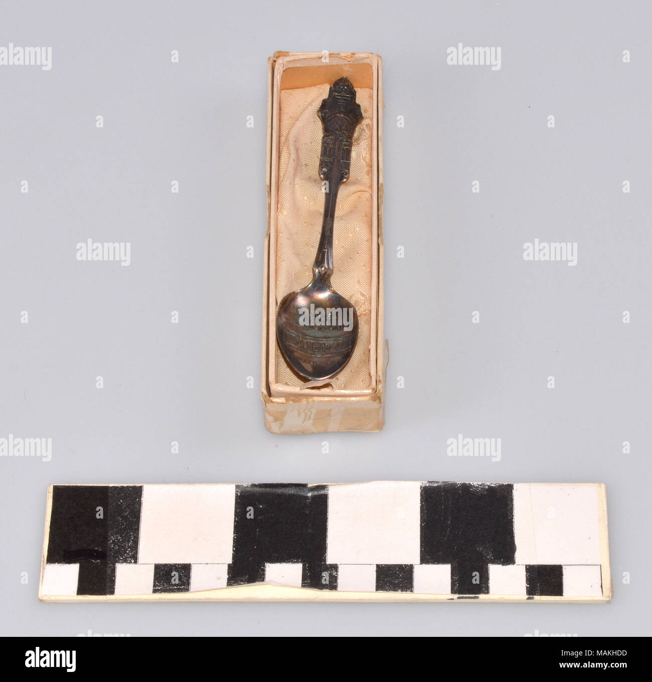 Versilberte souvenir Kaffeelöffel mit der amerikanischen Frau Liga University City, Mo Gebäude, c. eingerichtet 1910. Mit Originalverpackung. Von George Julian Zolnay konzipiert. Titel: Kunst Akademie der amerikanische Frau Liga Souvenir Löffel und. um 1910. R. Wallace und Söhne Manufacturing Company Stockfoto