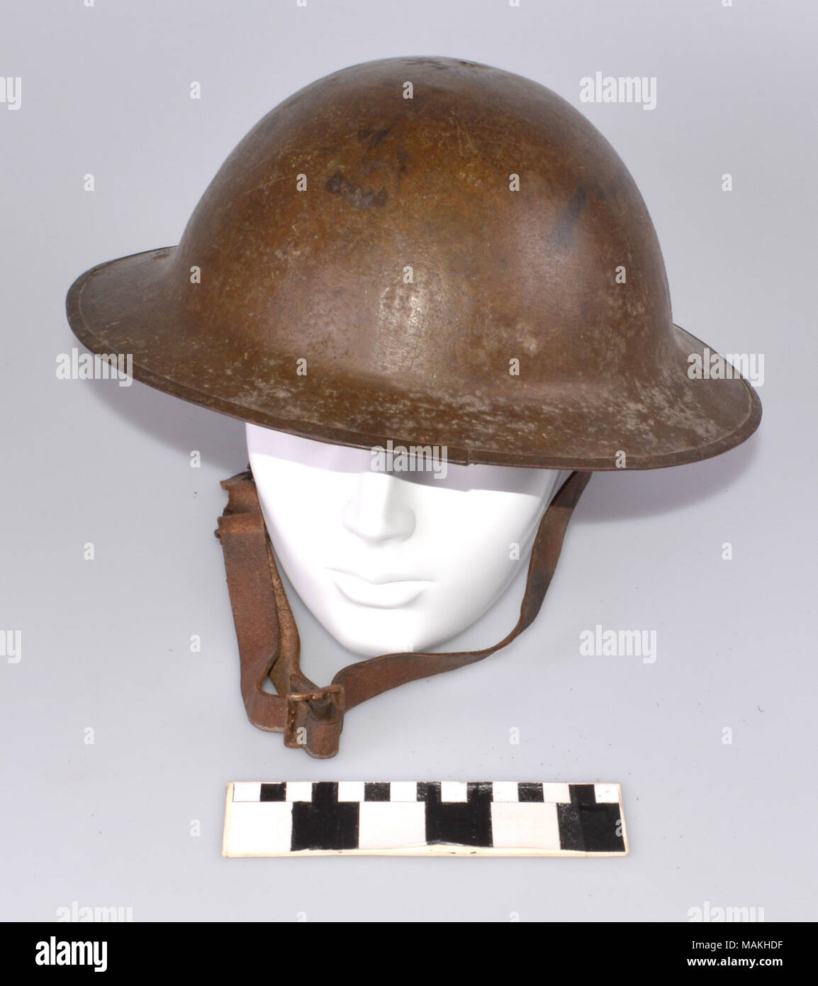 Weltkrieg britische Mark 1 Brodie bekämpfen Helm getragen von Harry S. Crossen. Von Miris Stahl hergestellt., Ltd. Geschrieben im Helm Krempe ist der Name Kapitän H.S. Crossen, MRC. Titel: der Erste Weltkrieg Mark 1 Bekämpfung der Helm von Kapitän Harry S. Crossen, Medical Corps, 12 Ingenieure. zwischen 1917 und 1918. Miris Stahl., Ltd. Stockfoto