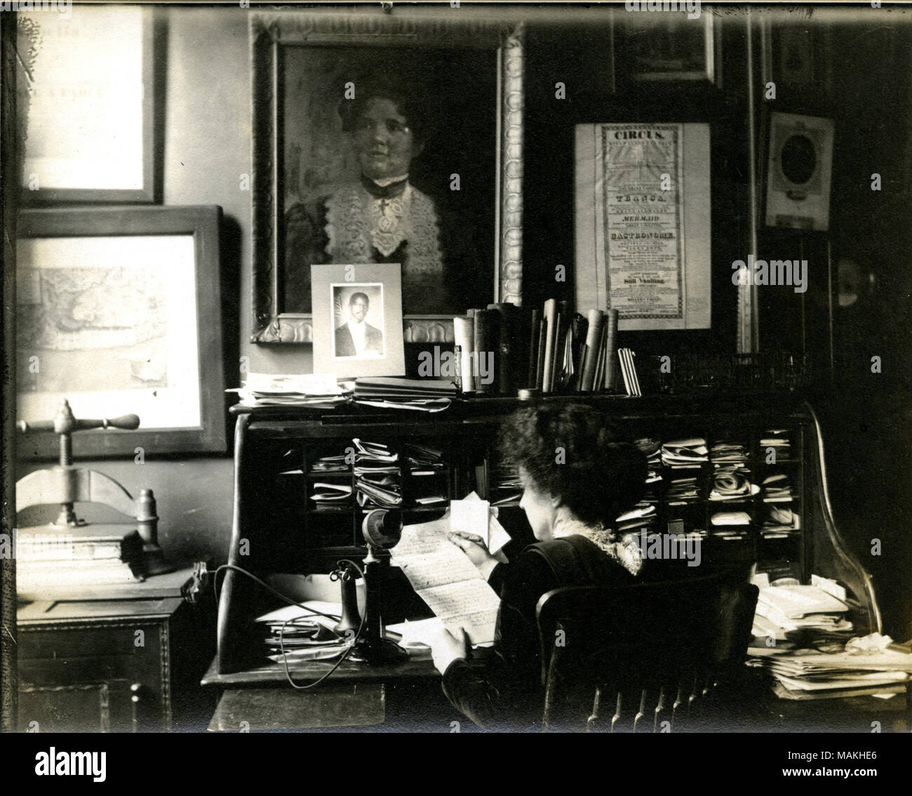 Titel: Idress Kopf an ihrem Schreibtisch am Missouri Historical Society, 1600 Locust St., St. Louis. ca. 1911. Stockfoto