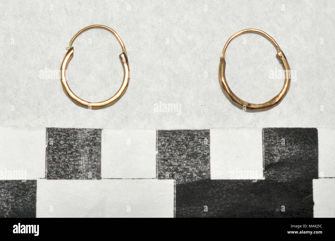 Paar gold facettierte Ohrringe für durchstochene Ohren. Durch die Dodge Familie weitergegeben. Titel: Gold Ohrringe. ca. 1786. Stockfoto