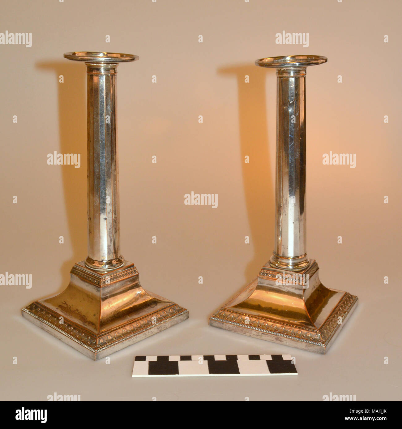 Zwei versilberten Leuchter von Jane Ann Masse von Alton, Illinois. Titel: Silber Kerzenständer von Jane Ann Masse. ca. 1810. Stockfoto Zwei versilberten Leuchter von Jane Ann Masse von Alton, Illinois. Titel: Silber Kerzenständer von Jane Ann Masse. ca. 1810. Stockfoto
