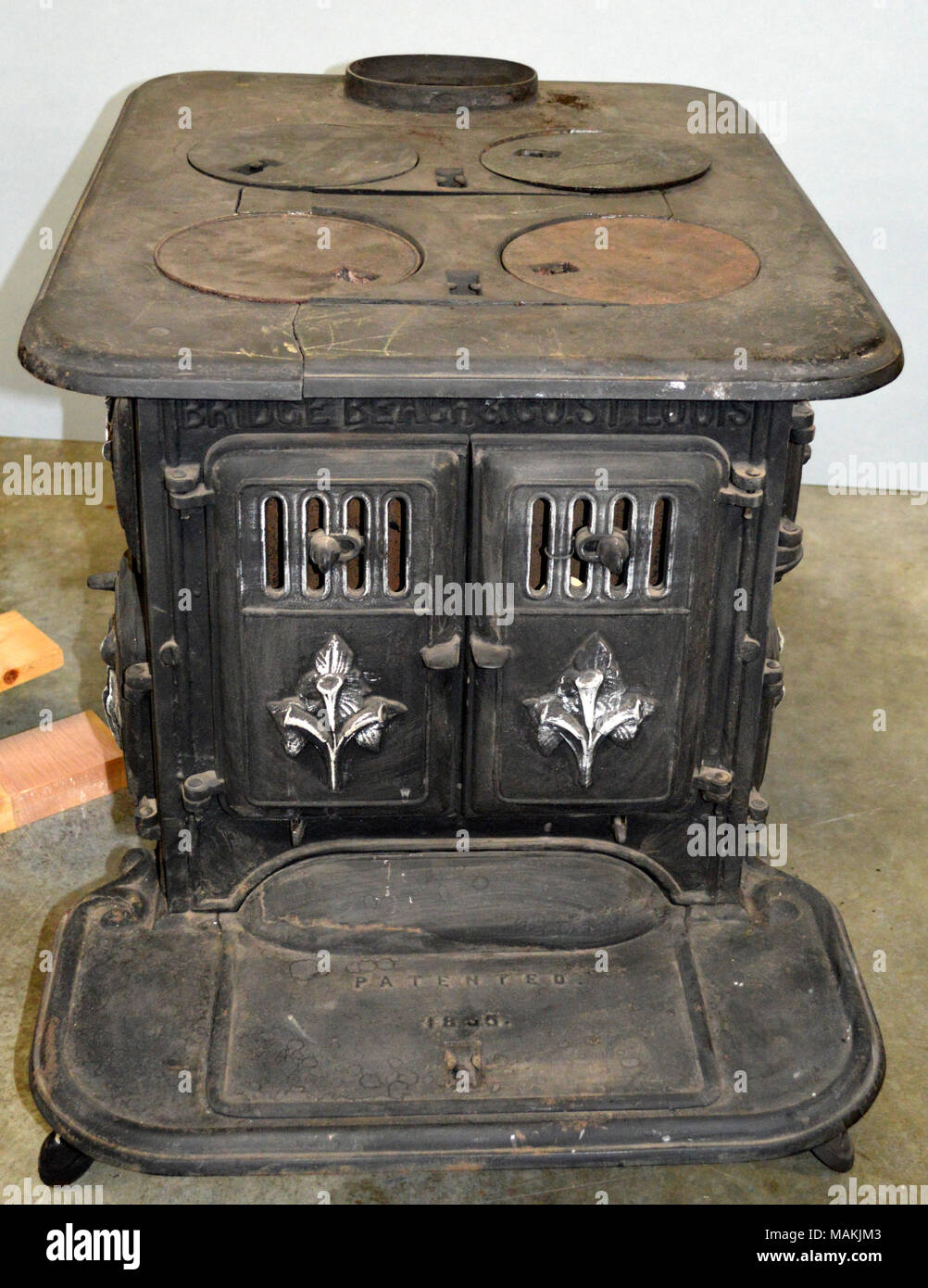 Vier hole Gusseisen' amerikanischen Nr. 7 "cookstove produziert von Brücke, Strand & Company in St. Louis. Titel: Brücke, American Beach & Co." Nr. 7 "Cookstove. zwischen 1865 und 1900. Brücke, Strand und Co. Stockfoto