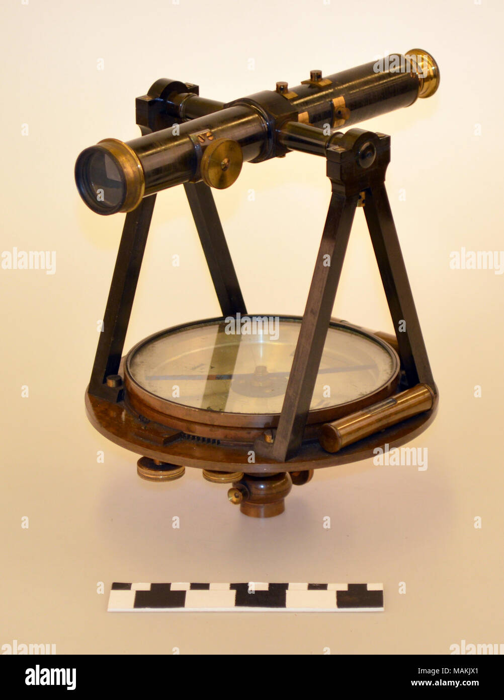 Surveyor Instrument, einschließlich Kompass und Teleskop montiert Holzkiste, die von Blattner und Adams. Titel: Vermessung Satz von Henry Blattner. ca. 1880. Blattner und Adams Stockfoto