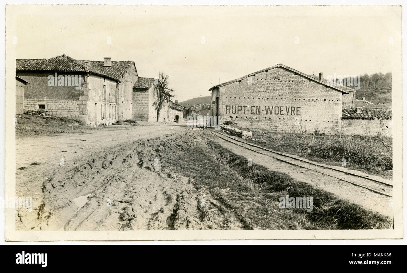 Horizontal, schwarz-weiß Foto von einer Straße in einer Stadt. Ein Gebäude lautet "RUPT-EN-WOEVRE." Das Foto ist im Regiment Album der St. Louis 12 Ingenieur befindet sich auf S. 28. Titel: 12 Engineer Regiment, Eingang zur Stadt, Ausgangspunkt der Verbindung zu deutschen Linien, Rupt en Woevre, Frankreich. . September 1918. Stockfoto