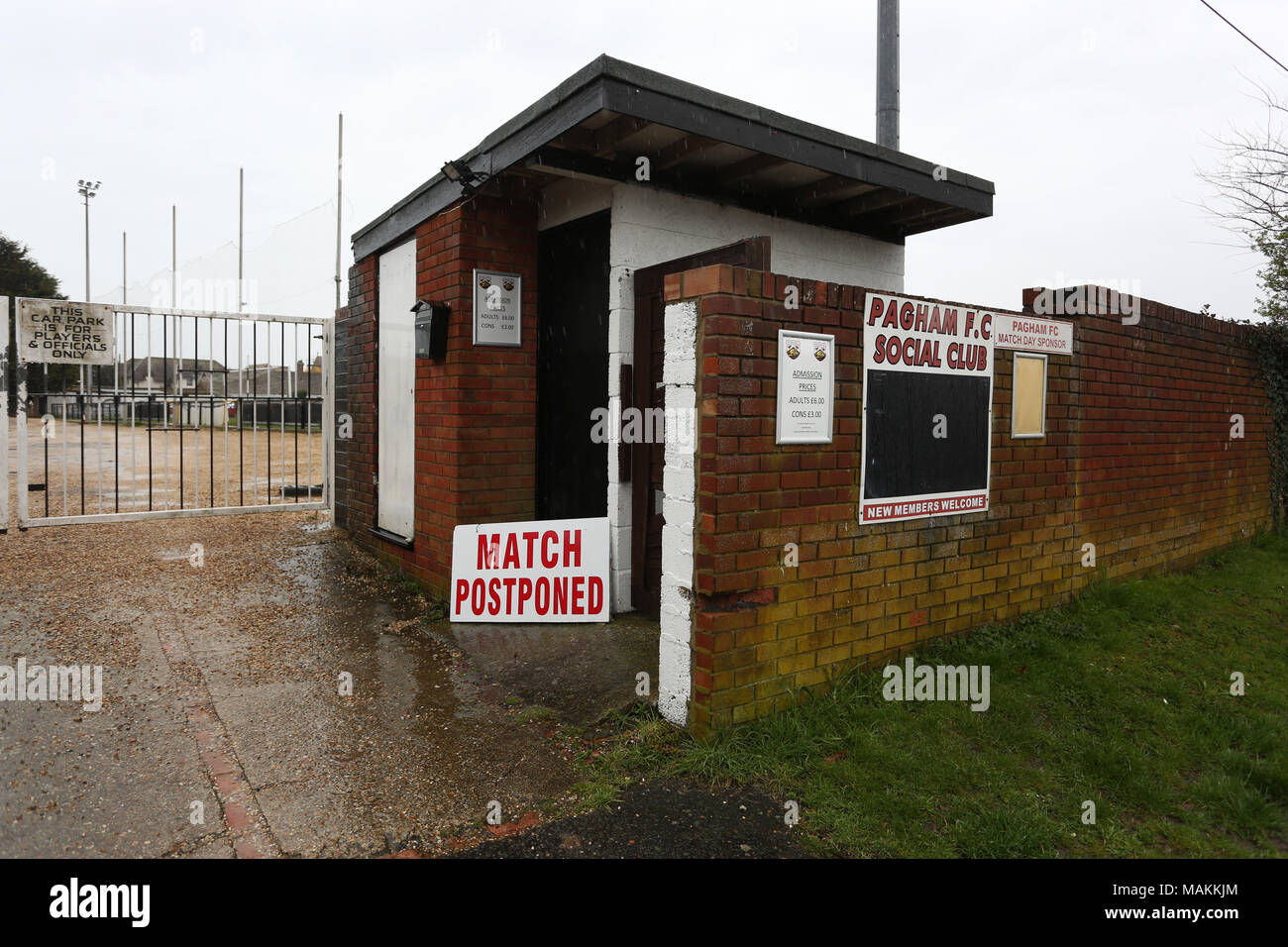 Ein Match verschoben Zeichen außerhalb Pagham Football Club in West Sussex, UK. Stockfoto