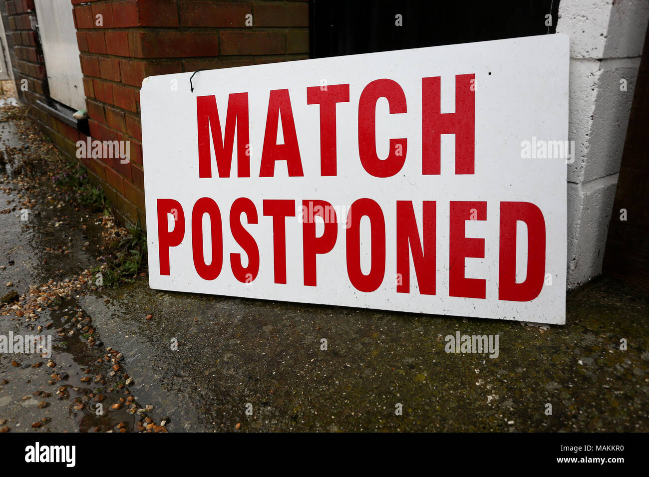 Ein Match verschoben Zeichen außerhalb Pagham Football Club in West Sussex, UK. Stockfoto