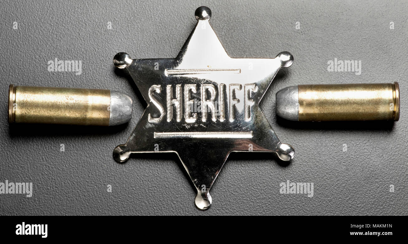 Messing 45 Kugeln und Sheriff Badge. Stockfoto
