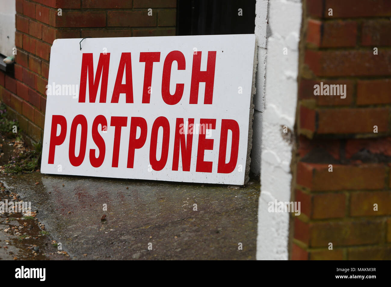 Ein Match verschoben Zeichen außerhalb Pagham Football Club in West Sussex, UK. Stockfoto