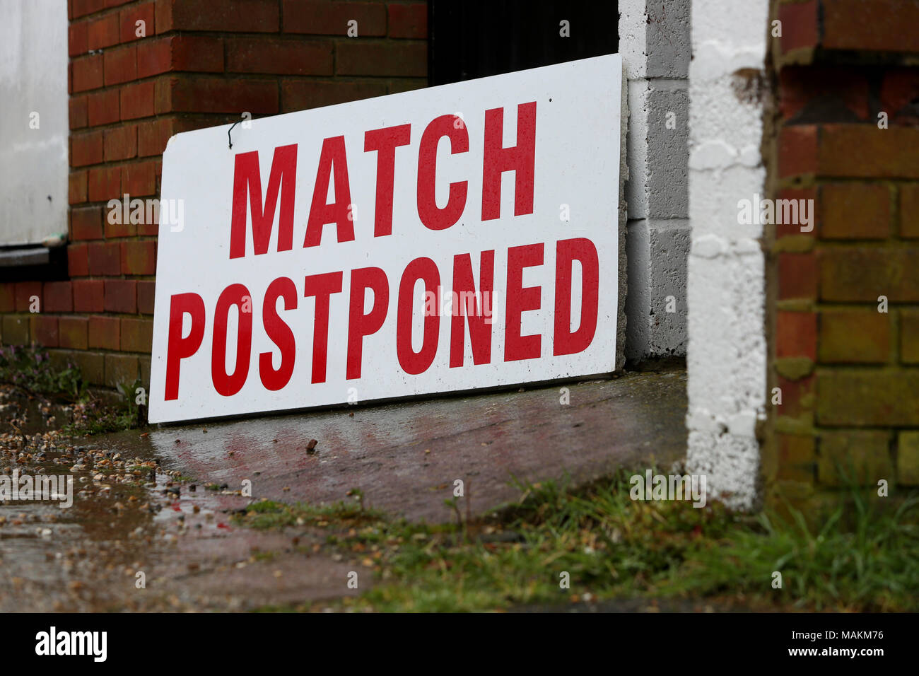 Ein Match verschoben Zeichen außerhalb Pagham Football Club in West Sussex, UK. Stockfoto