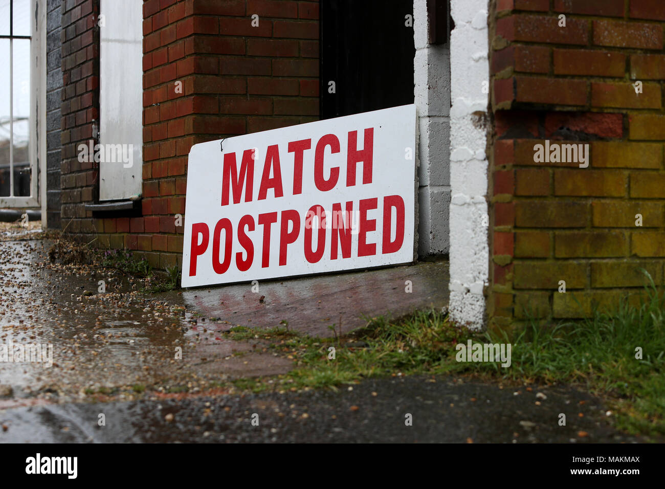 Ein Match verschoben Zeichen außerhalb Pagham Football Club in West Sussex, UK. Stockfoto
