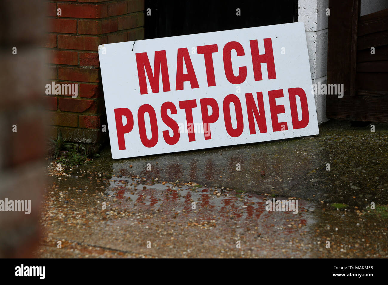 Ein Match verschoben Zeichen außerhalb Pagham Football Club in West Sussex, UK. Stockfoto