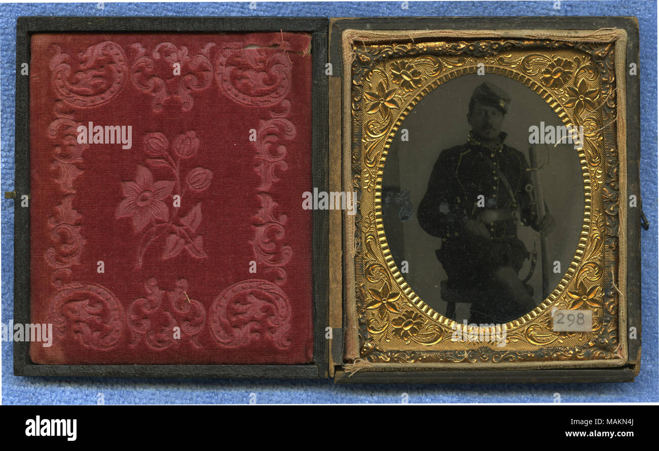 Cased tintype einen Mann auf einem Hocker in einer einzigen breasted einheitliche Mantel und Hut sitzt, mit einem Schwert an seiner Seite. Eine kurze Geschichte der Tourville ist auf dem Papier typisierte eingehalten auf der Rückseite der Fall:" Sept. 18, 1861, 19.09.1861, entladen Spet. [Sic] 18, 1864. Joseph T. Tourville, geboren am Feb.22, 1833, starb am 31. März 1908. In St. Louis, MO geboren, auch sein Vater Toussaint Tourville jr. und seine Mutter Veronique Cailloux. Verheiratet Susan Stout Nov. 20, 1855. Auch die freiwillige Feuerwehr und Know-Nothing Party und St. Louis Grauen." Tourville serviert mit Co.Eine der 2 Missouri Kavallerie Stockfoto