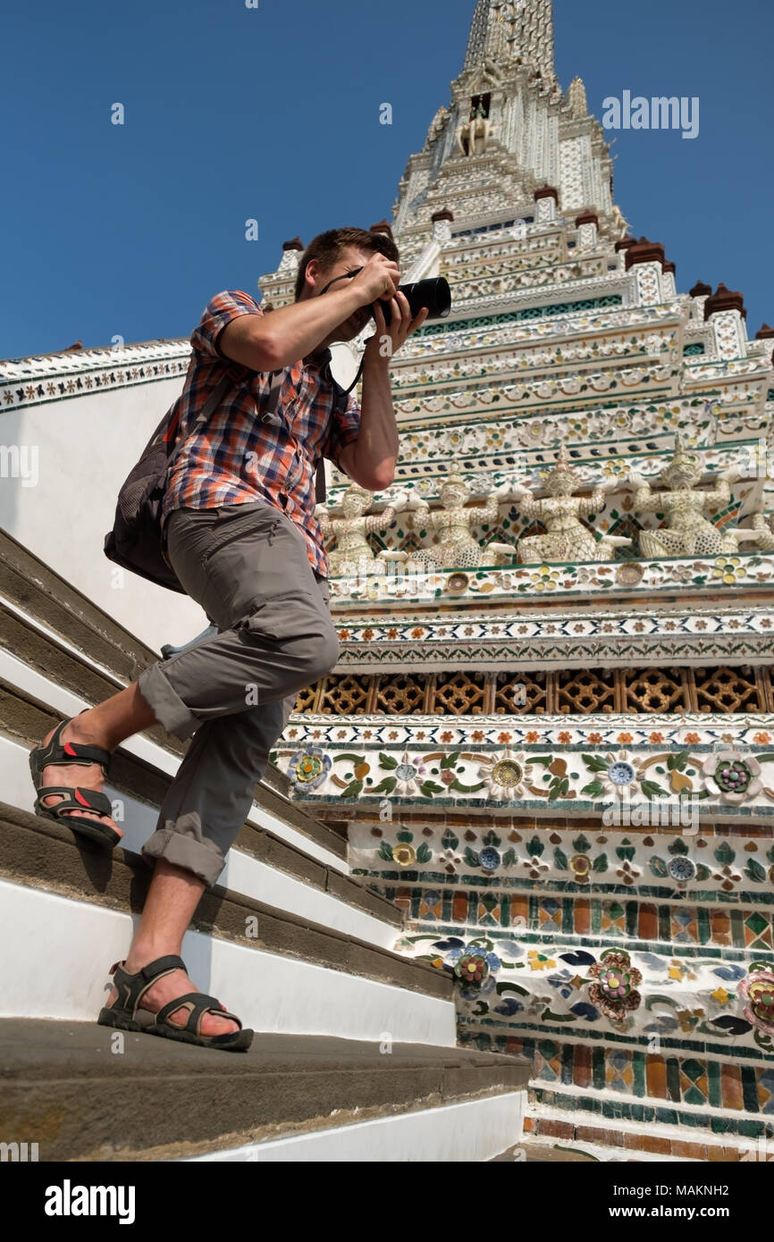 Mann wanderer Traveler, Foto, während im Buddhismus Tempel in Thailand reisen. Stockfoto