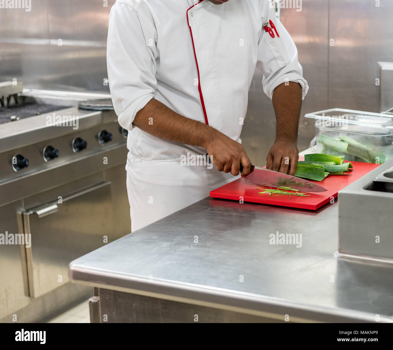 Koch Zubereitung Lauch in der gewerblichen Küche Stockfoto