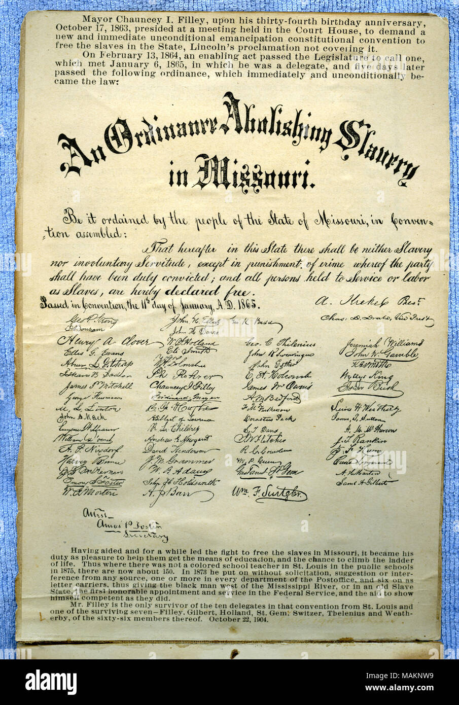 Innere Album Cover mit gedruckten Schreiben und Unterschriften. Bin ayor Chauncey I. Filley, auf seiner vierunddreißigsten Geburtstag, Jahrestag, 17. Oktober 1863, den Vorsitz bei einem Treffen im Haus gehalten, eine neue und sofortigen bedingungslosen Emanzipation Verfassungskonvent die Slaves im Zustand, die Verkündigung des Lincoln nicht auf sich zu verlangen. Am 13. Februar 1864 ein Ermächtigungsgesetz verabschiedete die Legislative zu nennen, die vom 6. Januar 1865, in der er auch als Delegierter, und fünf Tage später folgenden Befehl, der unverzüglich und bedingungslos das Gesetz wurde: eine Verordnung Abol übergeben Stockfoto