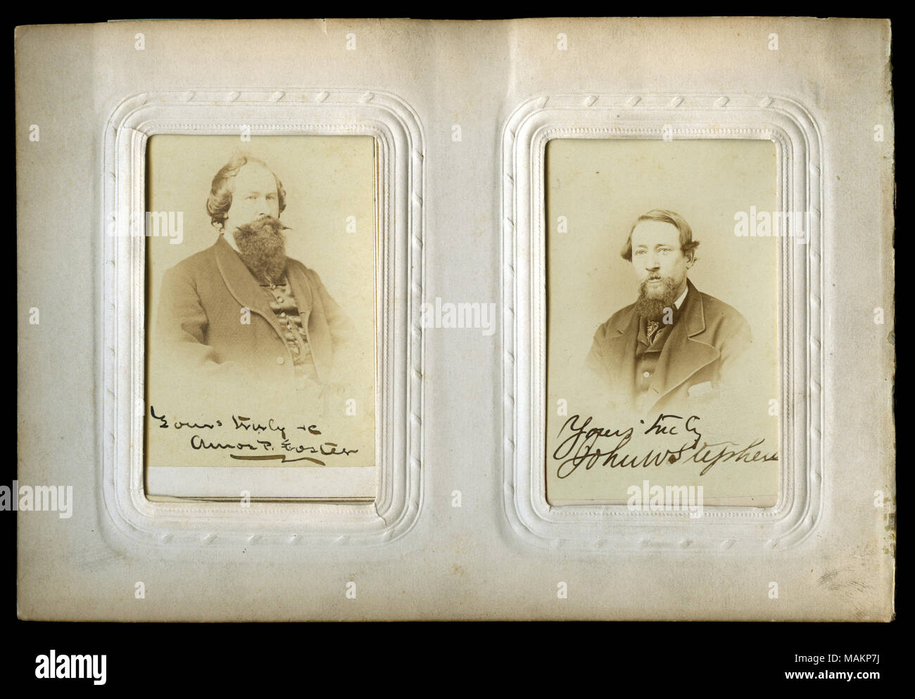 Seite 14 der Album mit Büste Porträts von Amos S. (oder Emory S.) Foster (links) und John W. Stephens (rechts). Pflege wurde ein Delegierter aus [?] County (15 senatorial Bezirk) an der Missouri State Convention statt an der Kaufmännischen Bibliothek in St. Louis vom 6. Januar bis zum 11., 1865. Wahrscheinlich ein Delegierter bei der Missouri State Convention statt an der Kaufmännischen Bibliothek in St. Louis vom 6. Januar bis zum 11., 1865. Er ist jedoch nicht in dem gleichen Artikel wie die anderen Mitglieder des Übereinkommens aufgeführt. Titel: Missouri Verfassungskonvent von 1865 Album Seite mit Amos S. (oder Emory S.) fördern und John Stockfoto