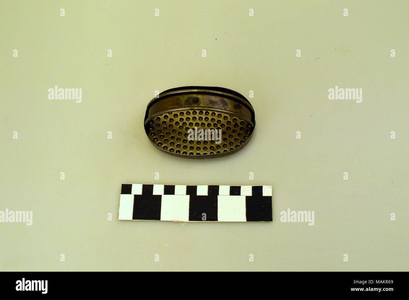 Zinn oval Reibe mit Griff, 1880-1890. Titel: Zinn Handraspel. zwischen 1880 und 1890. Stockfoto