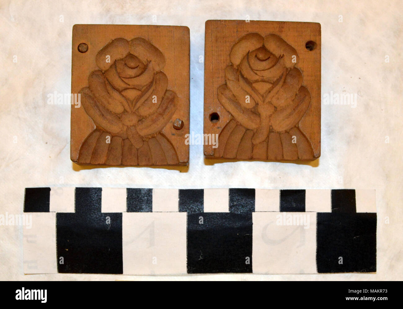 Holz- butter Schimmel mit floralem Muster geschnitzt. Titel: Holz- Butter Schimmel. zwischen 1790 und 1900. Stockfoto